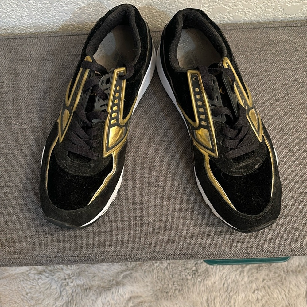 Black Brooks running shoes